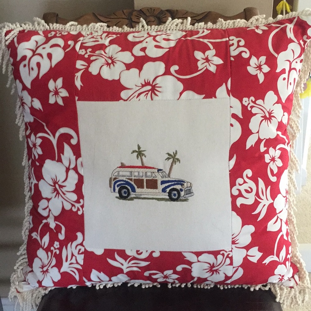 🌴 Woody Accent Pillow